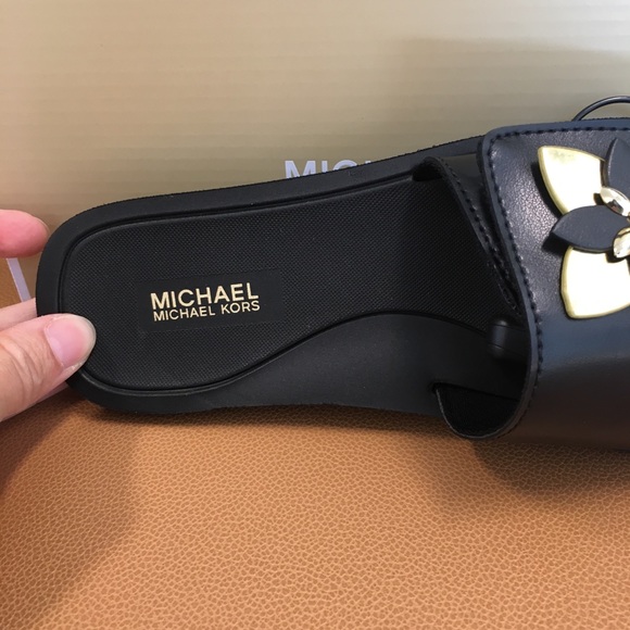 🖤Michael Kors Gold 🌺 Flip Flops 🖤 - Picture 6 of 11